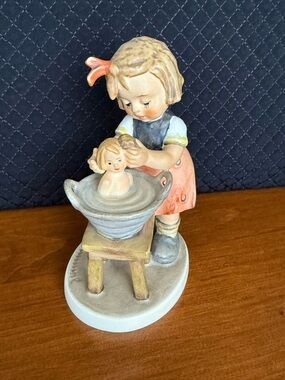 Hummel Goebel #319 Doll Bath, TMK-5